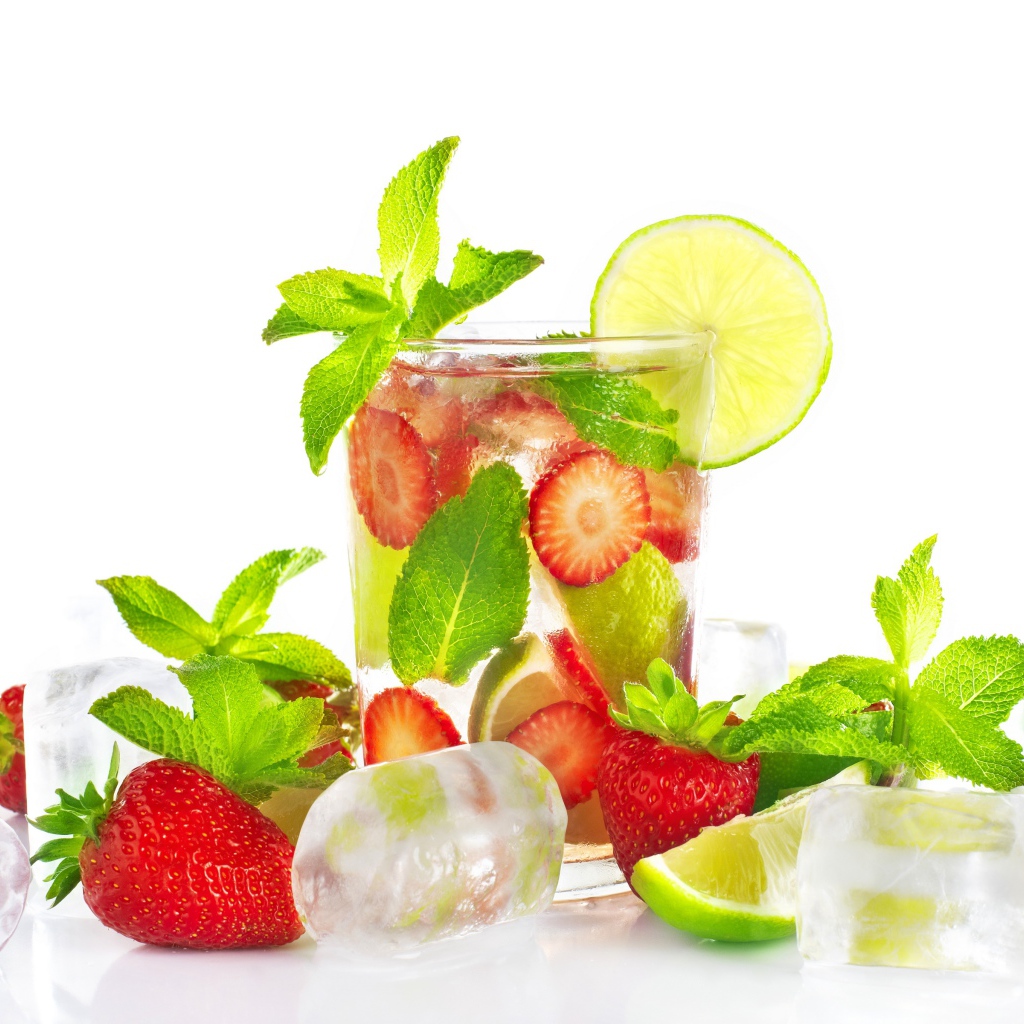 Напиток с клубникой, лаймом, мятой и кусочками льда на белом фоне