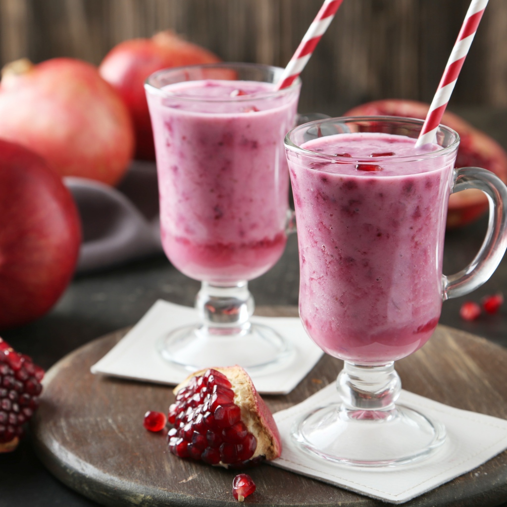 Гранатовый смузи в стаканах на столе