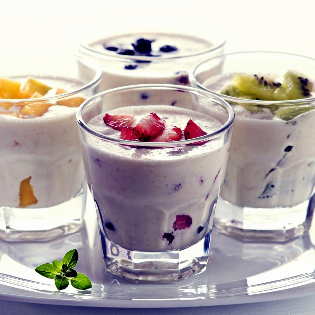 Стаканы с ягодным смузи на столе