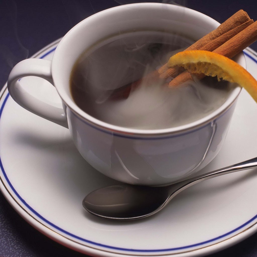 Горячий кофе в чашке с корицей 