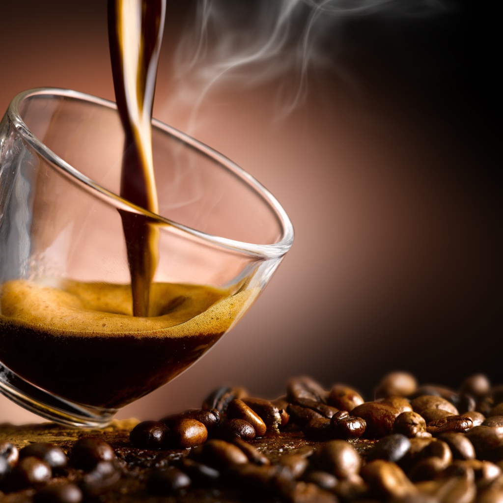 Горячий кофе наливают в стеклянную чашку