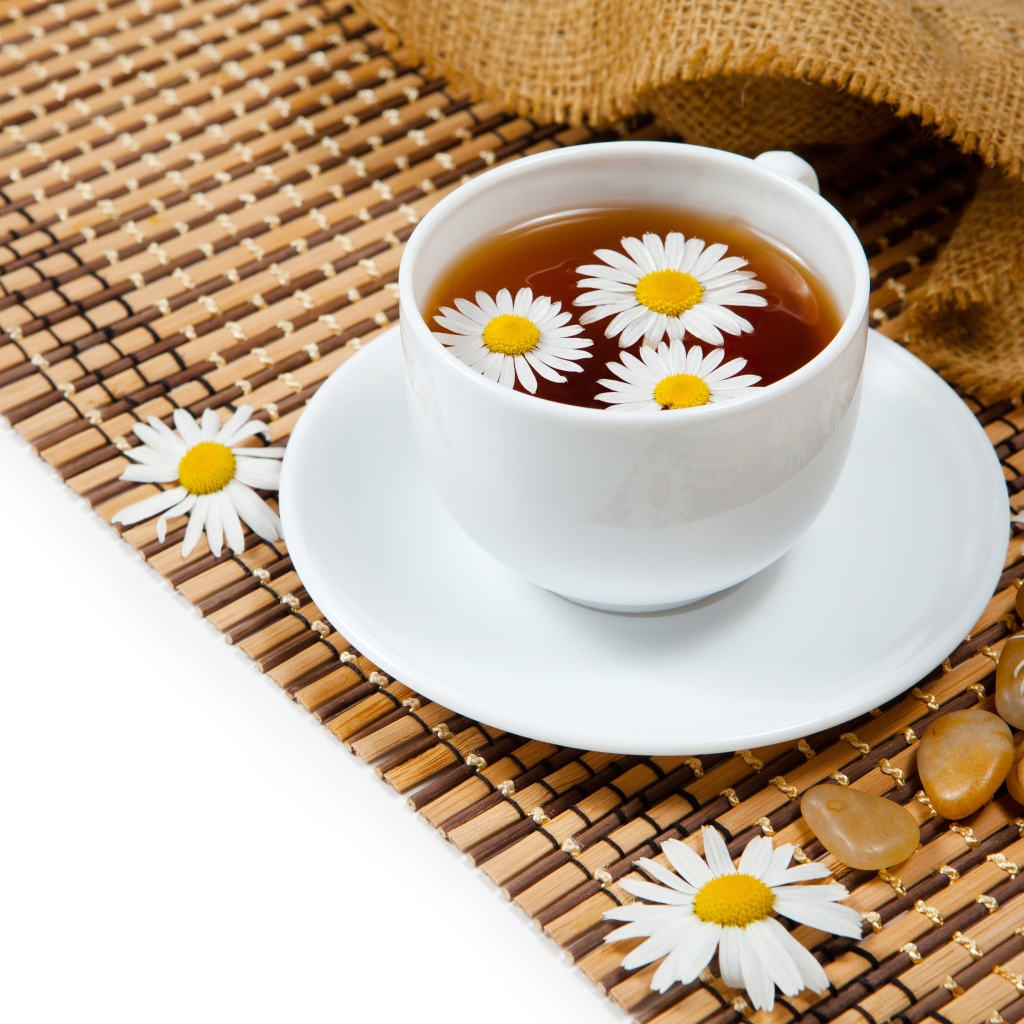 Большая белая чашка с цветами ромашки 