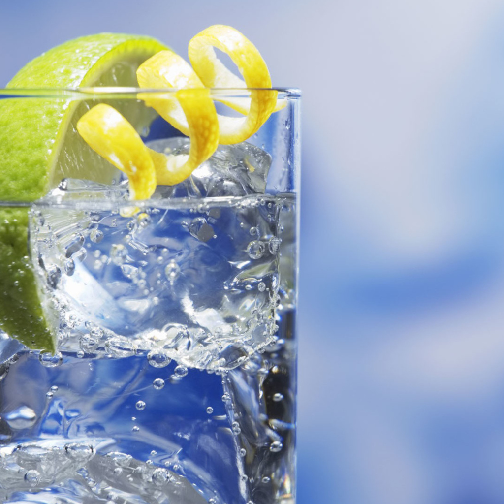 Лимонад в стакане со льдом и лаймом 