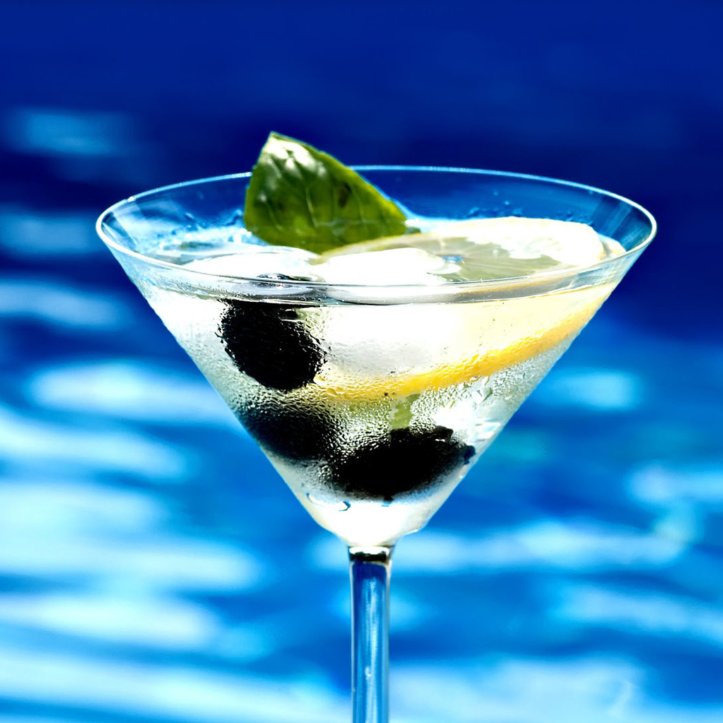 Мартини в бокале с лимоном и оливками 