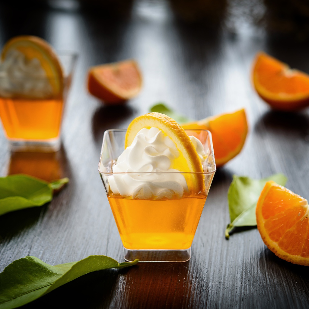 Апельсиновый коктейль со сливками на столе