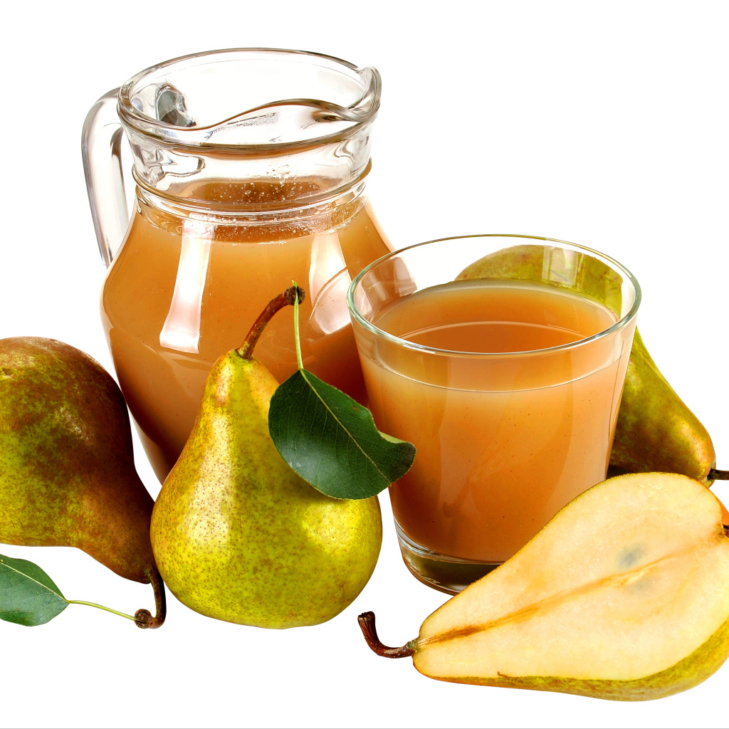 Грушевый сок со свежими грушами на белом фоне