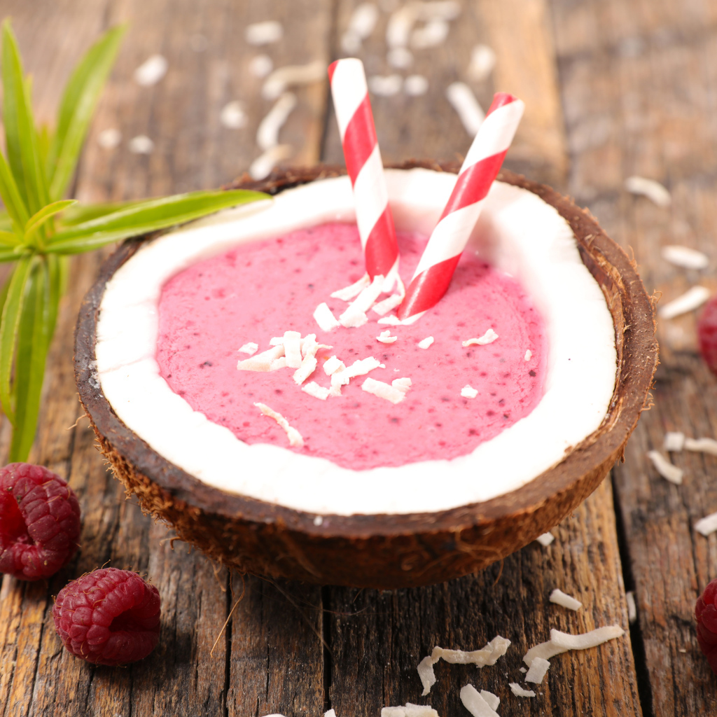 Малиновый коктейль в кокосовом орехе