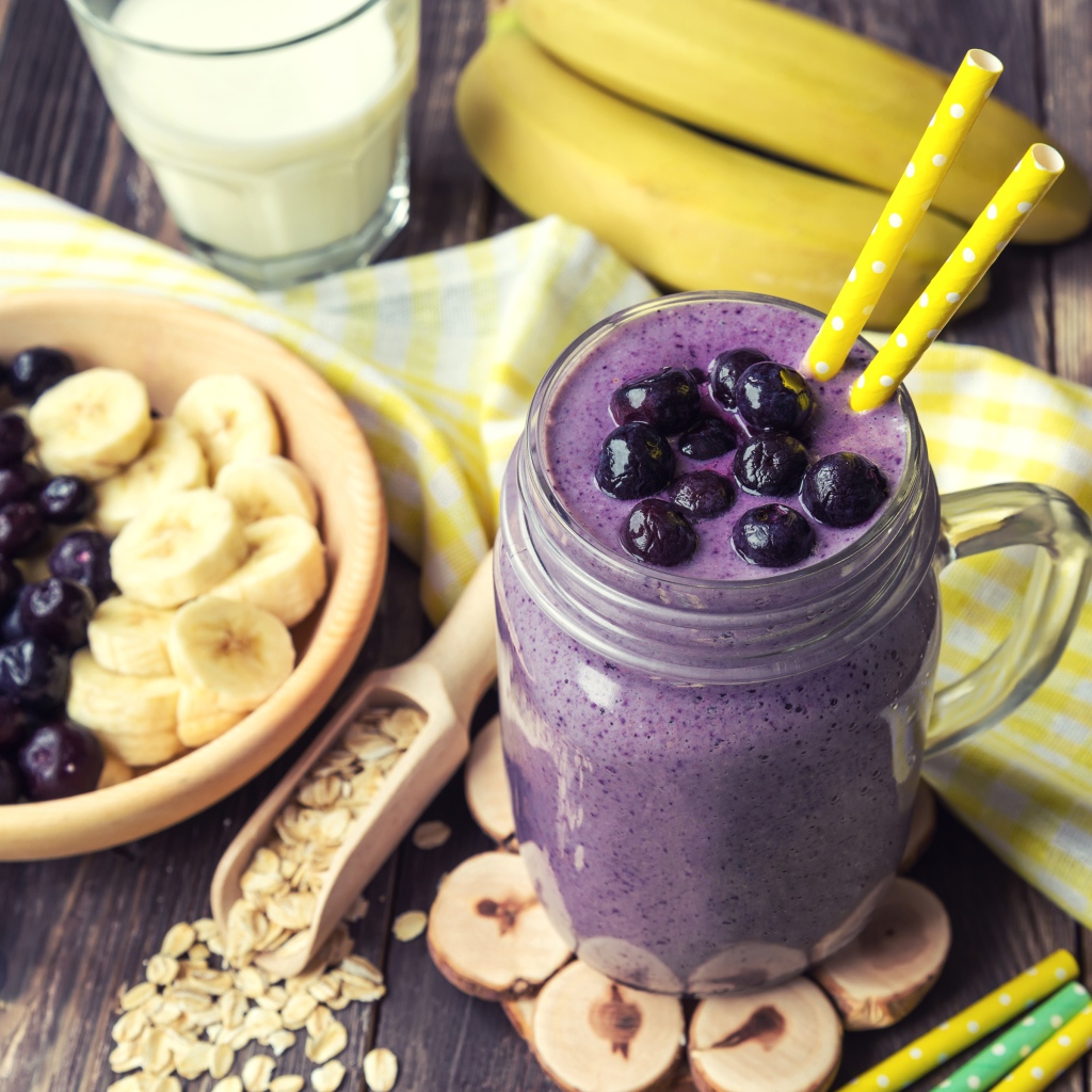 Смузи с черникой, бананом и овсяными хлопьями
