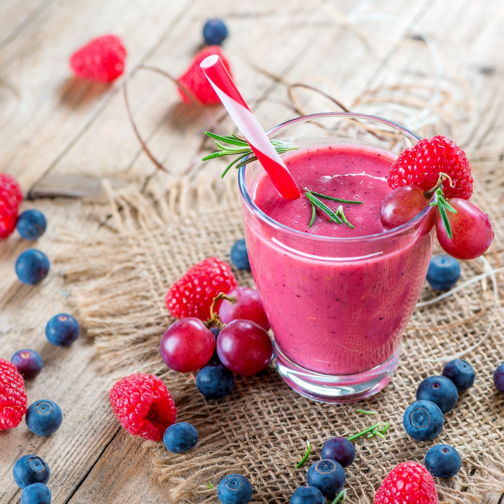 Смузи с черникой, малиной и виноградом 