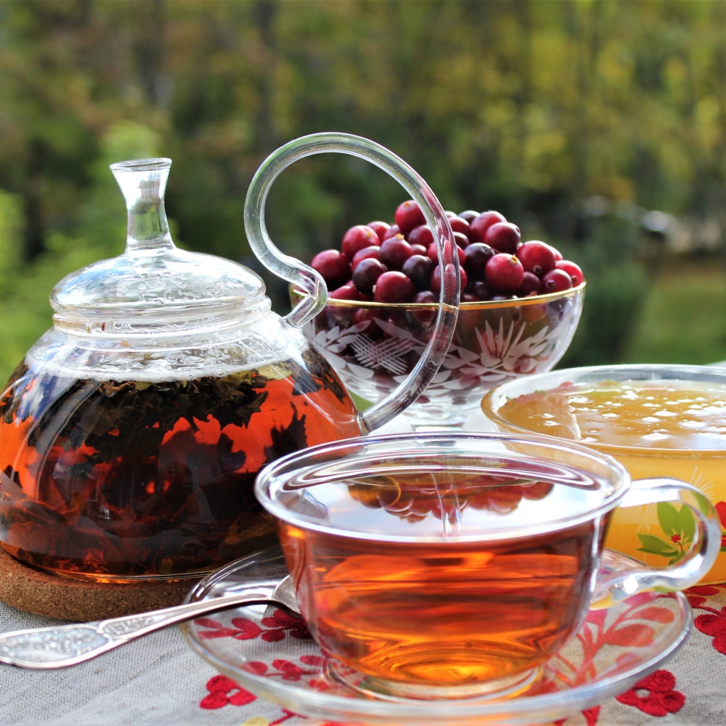 Чай на столе с медом и ягодами 