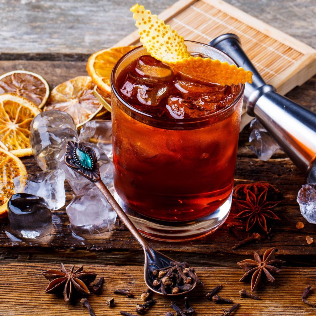 Чай со льдом и кусочками сушеного апельсина и бадьяном