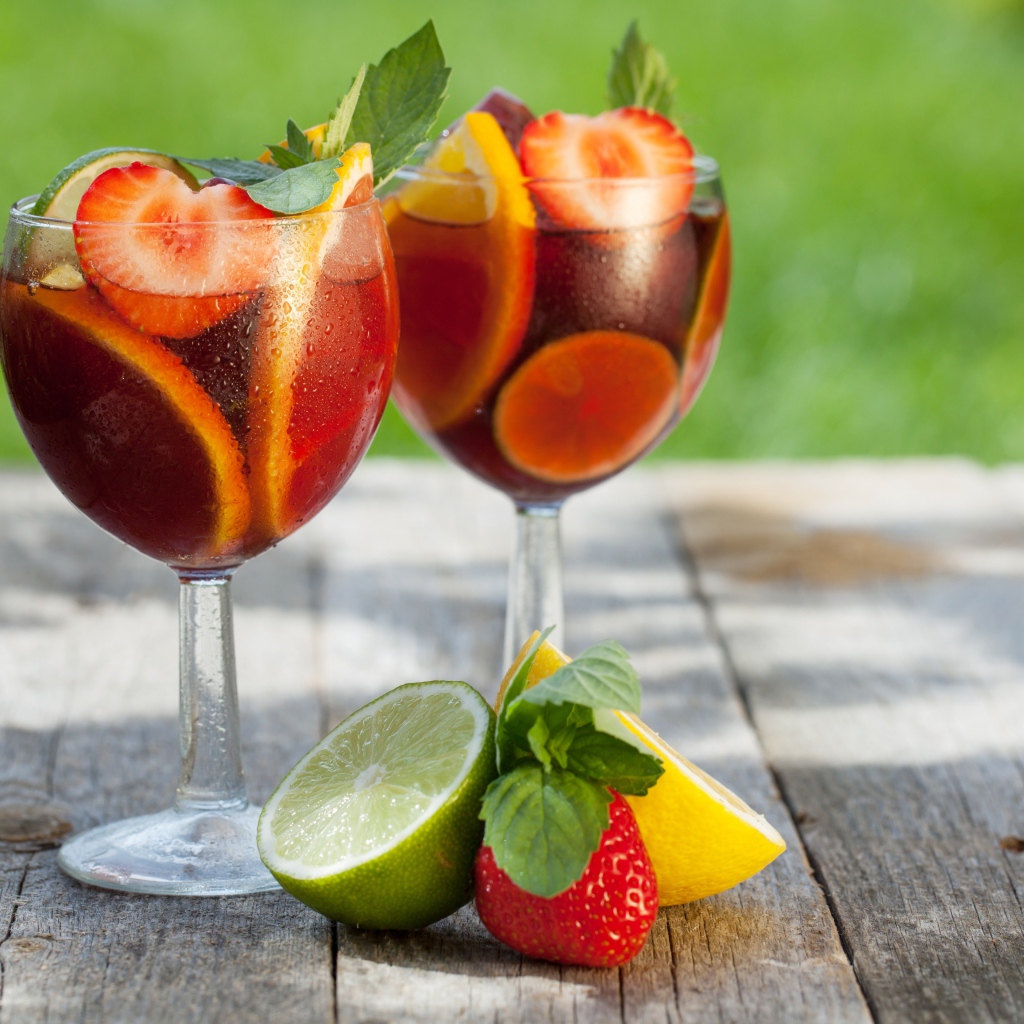 Два бокала фруктового коктейля на столе