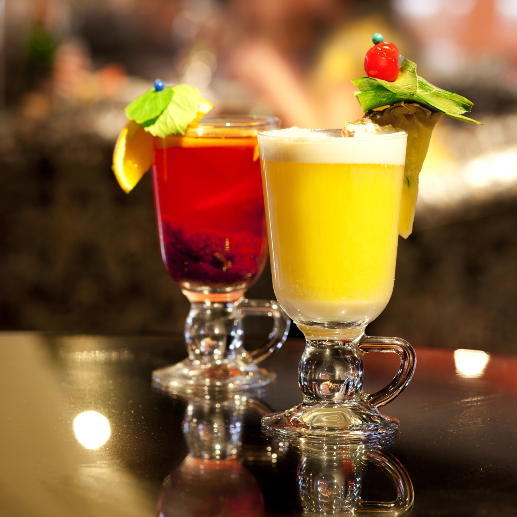 Два стакана с коктейлями на столе 