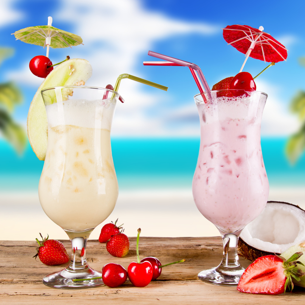 Два тропических коктейля на столе 