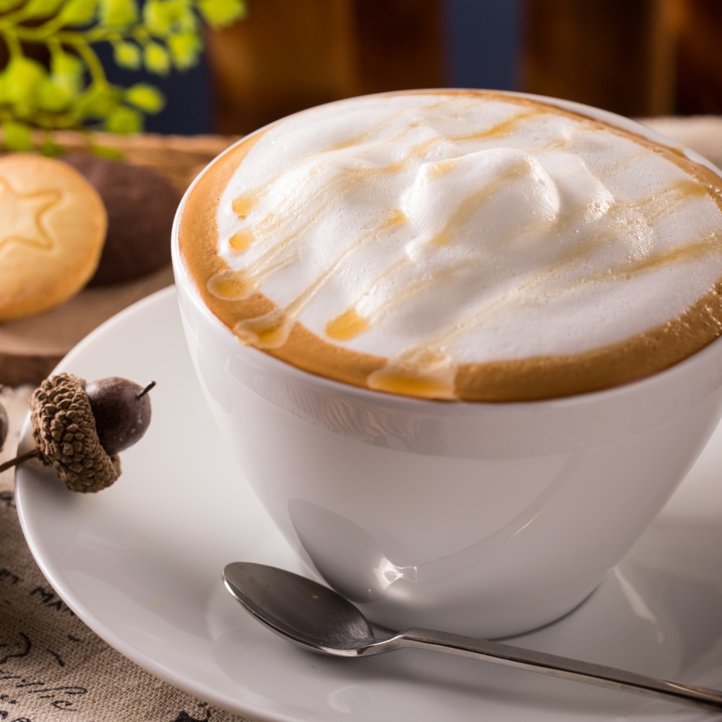 Белая чашка капучино с большой пеной