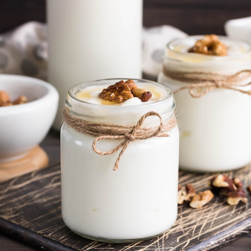 Йогурт с баночках с грецкими орехами