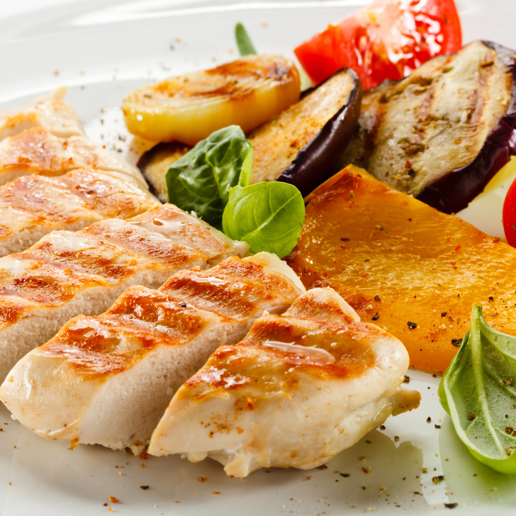 Аппетитная жареная куриная грудка с овощами