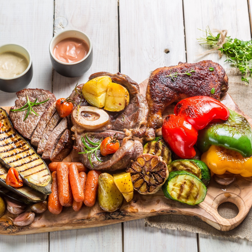 Аппетитное сочное запеченное мясо с овощами