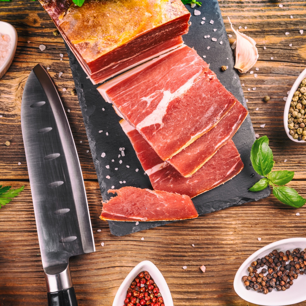 Аппетитный кусок мяса на столе со специями