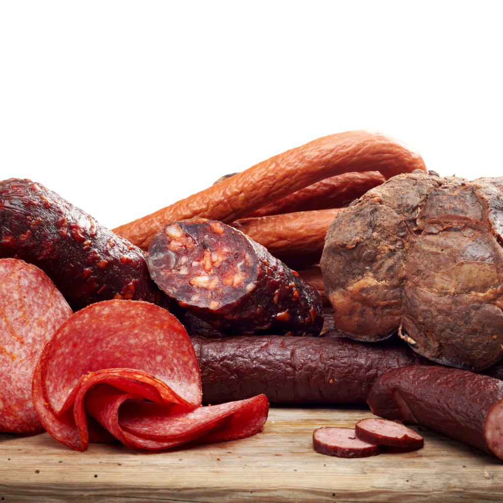 Аппетитная колбаса и мясо на белом фоне