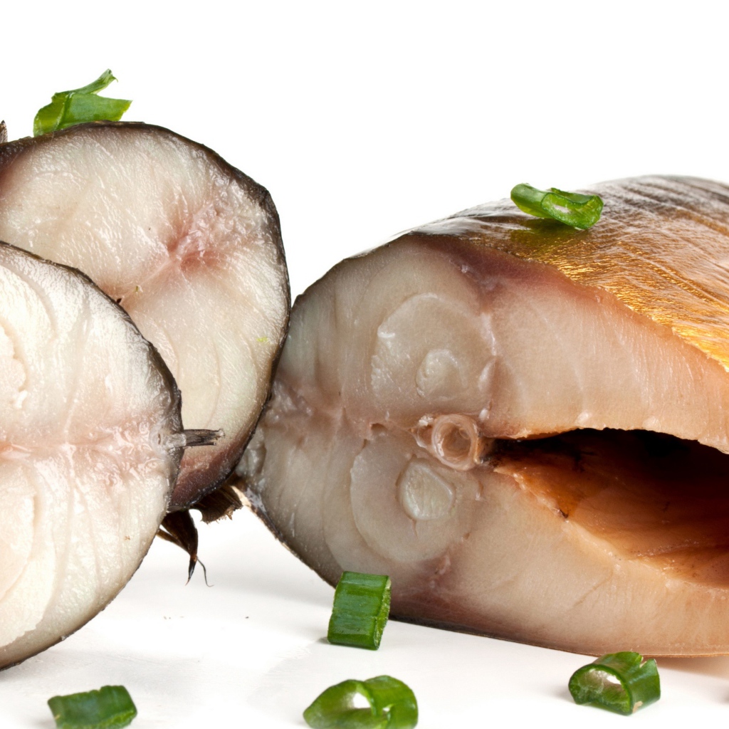 Аппетитная копченая скумбрия с зеленым луком на белом фоне