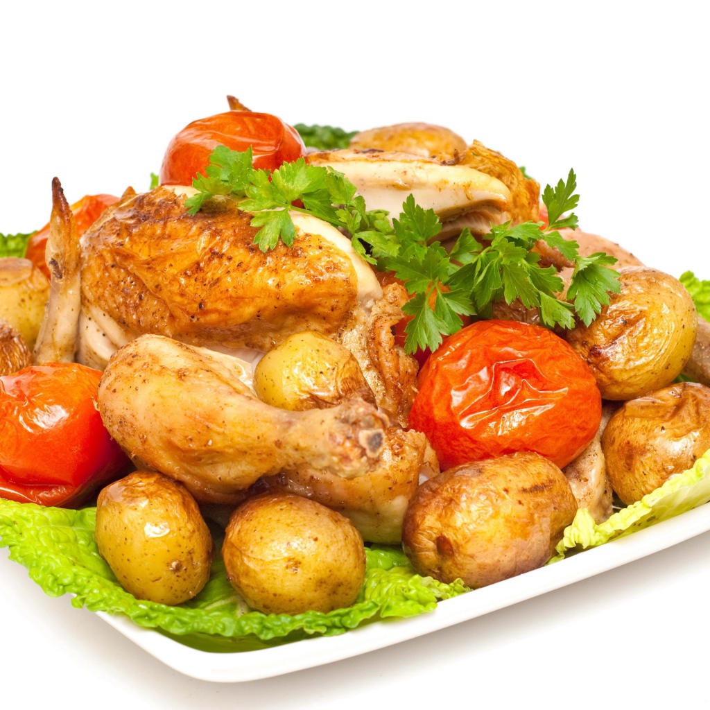 Запеченная курица с картофелем и помидорами на белом фоне