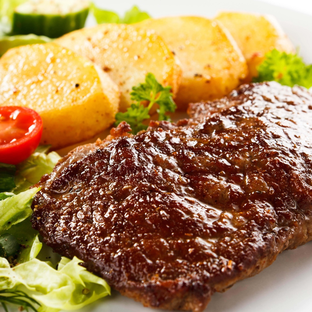 Отбивная с картофелем и салатом