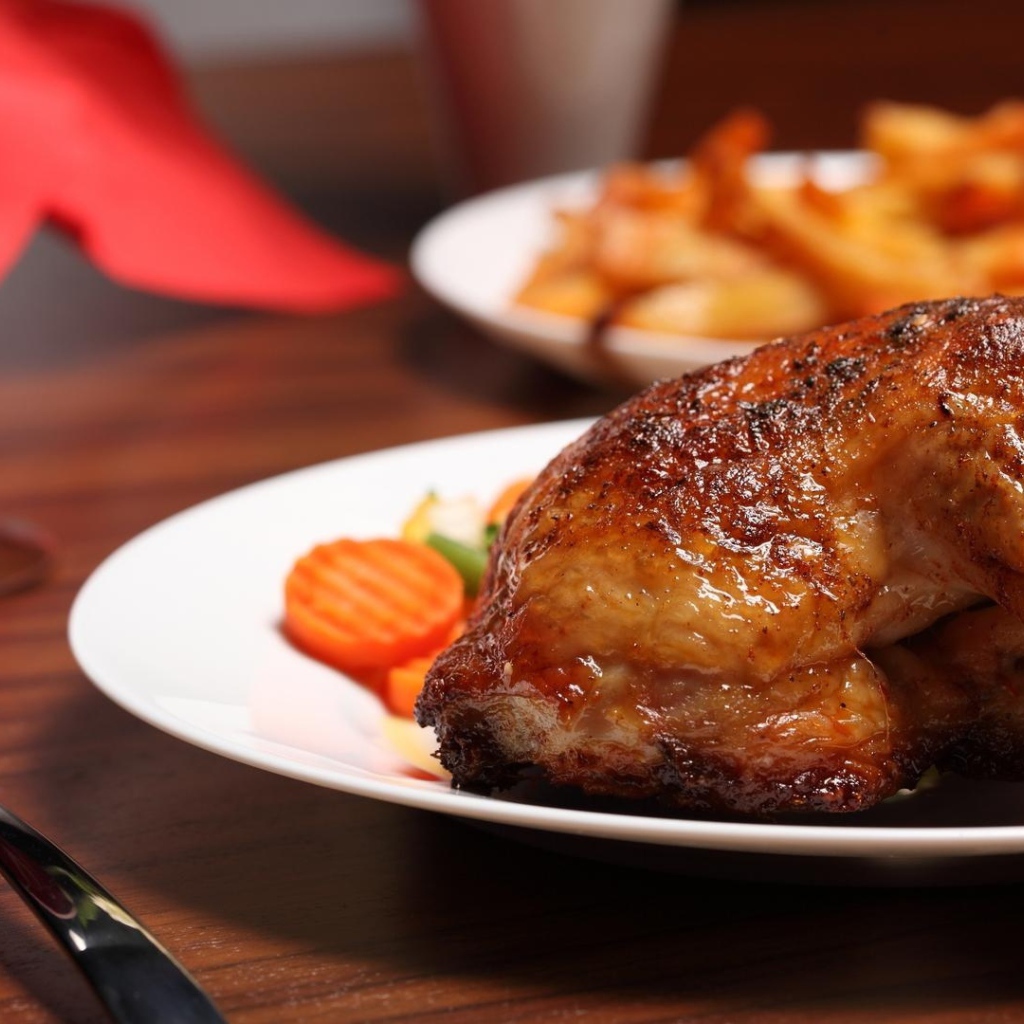 Жареные куриные окорочка на белой тарелке 