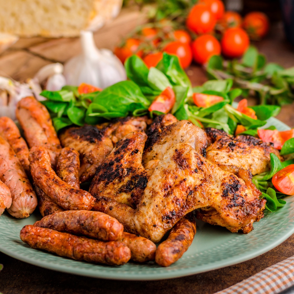 Жареные куриные крылышки с сосисками