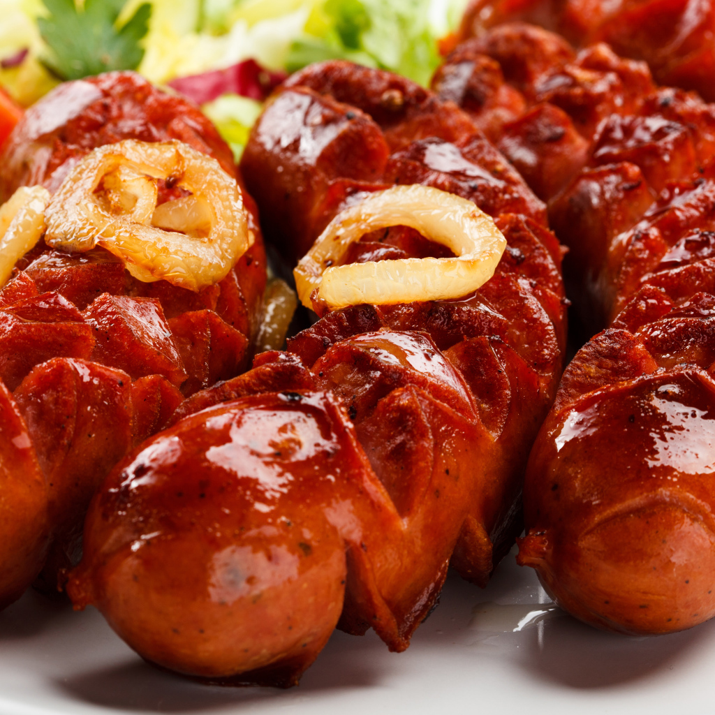 Жареные сосиски с кольцами лука