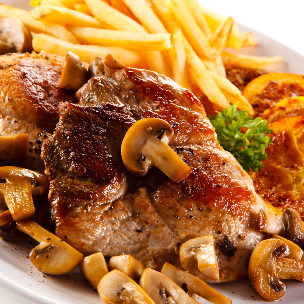 Мясо с картофелем, грибами и лимоном