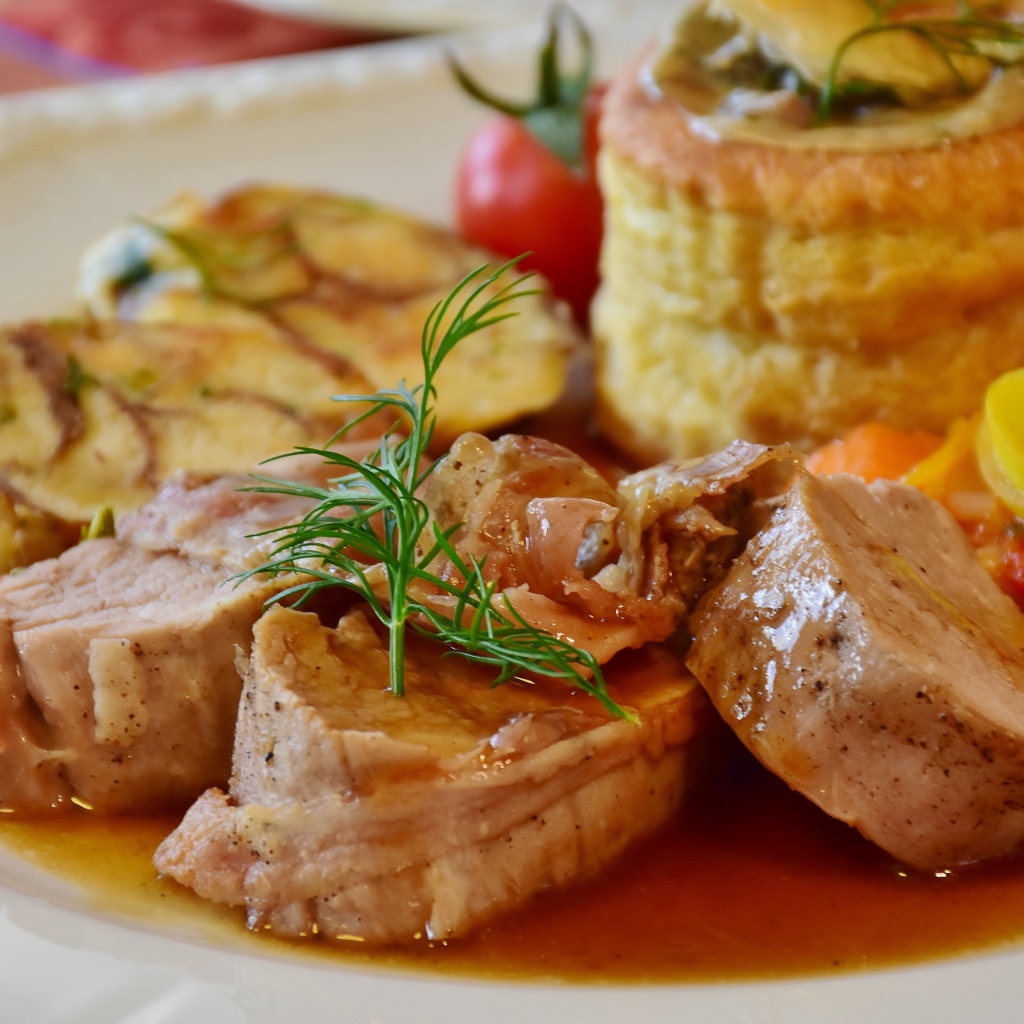 Мясо свинина на тарелке с соусом