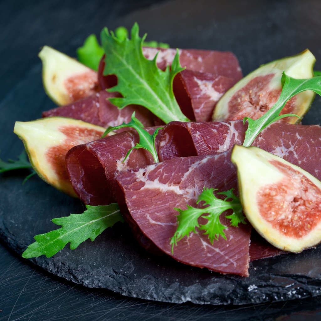 Руккола с мясом и кусочками инжира