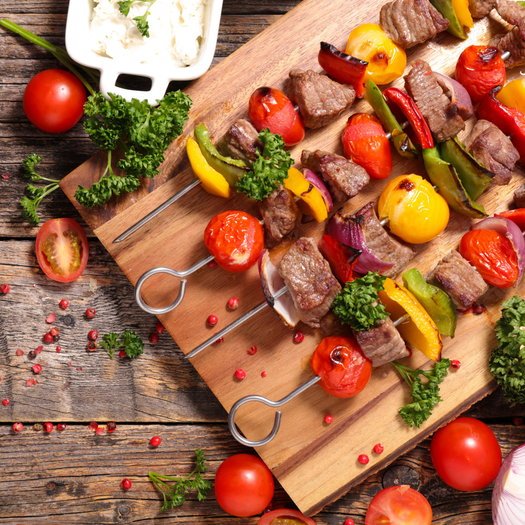 Шашлык на шампурах с овощами 