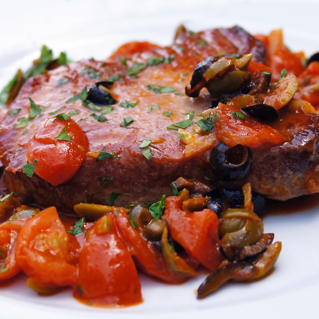 Стейк с овощами на большой белой тарелке