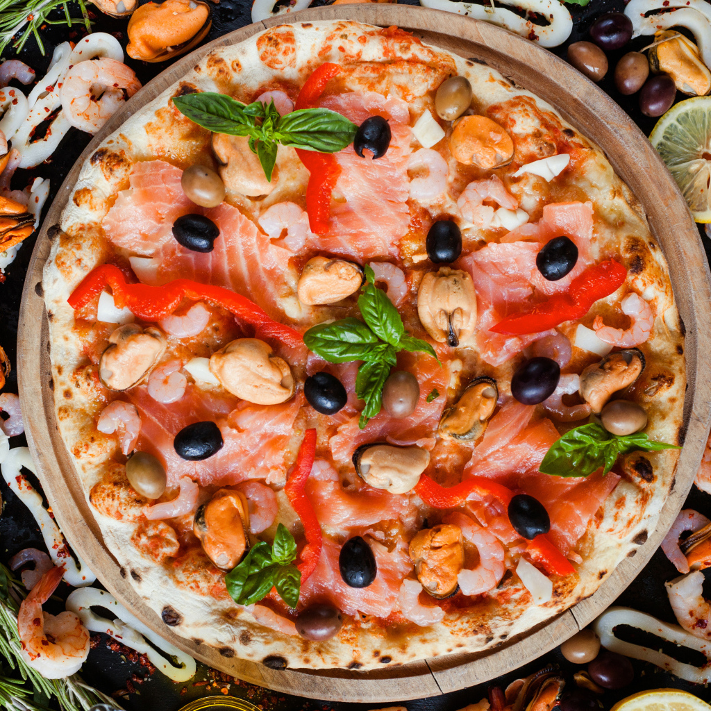 Аппетитная пицца с морепродуктами 