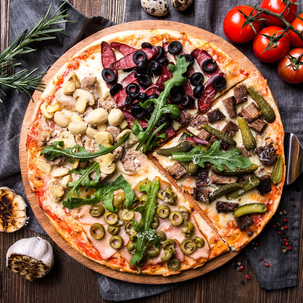 Пицца с оливками, грибами, колбасой и говядиной