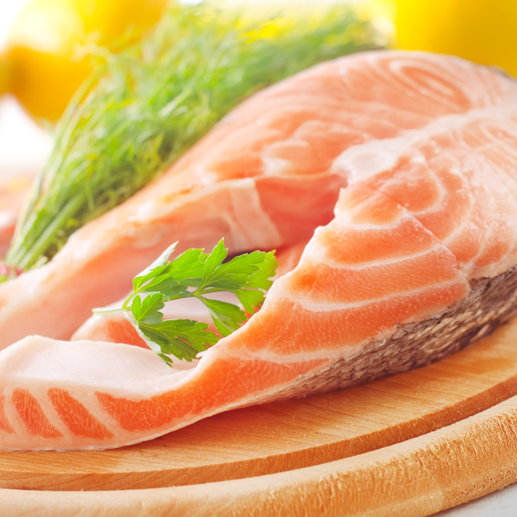 Кусок свежей красной рыбы с зеленью петрушки