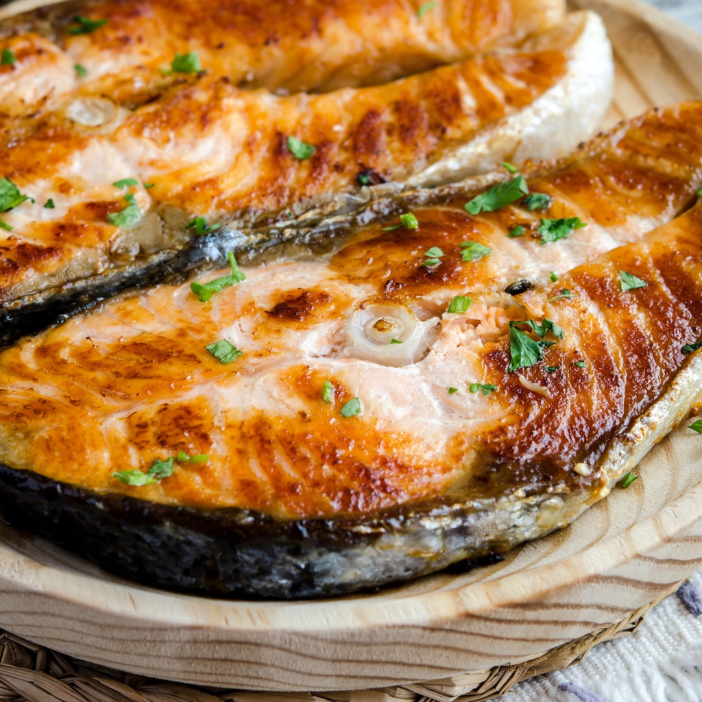 Аппетитные куски жареной рыбы на столе 