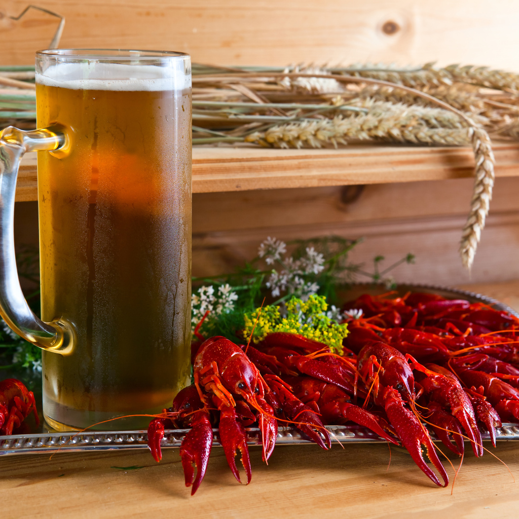 Вареные раки на столе с бокалом пива