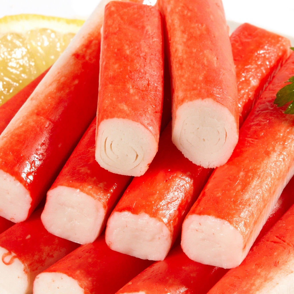 Крабовые палочки с лимоном крупным планом