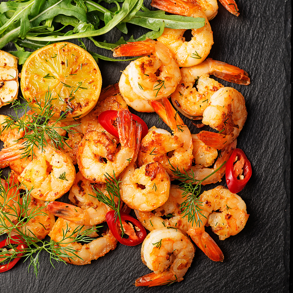 Жаренные креветки с чесноком, лимоном и красным перцем