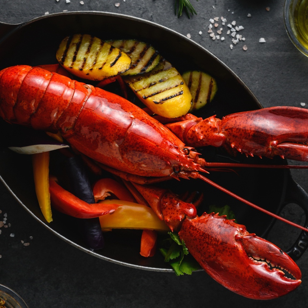 Большой омар с овощами 