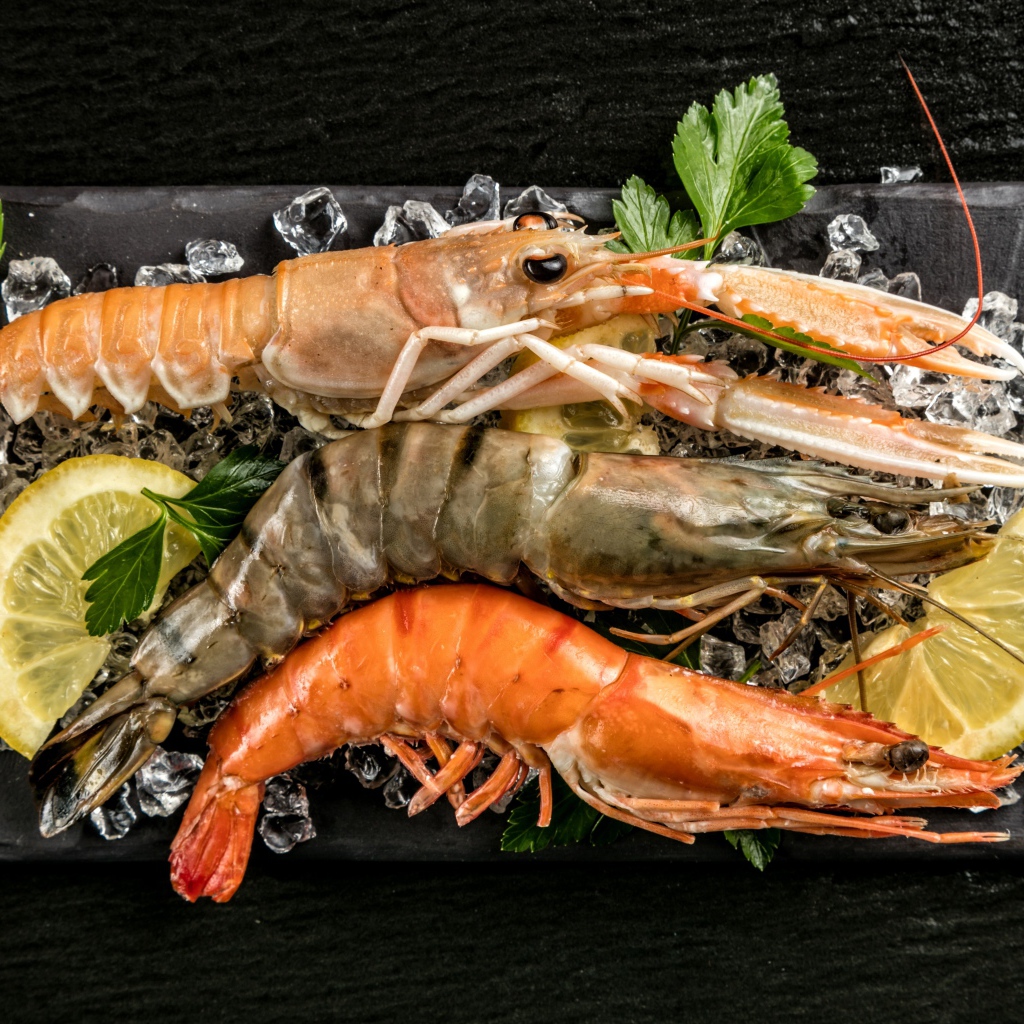 Большие креветки с кусочками лимона