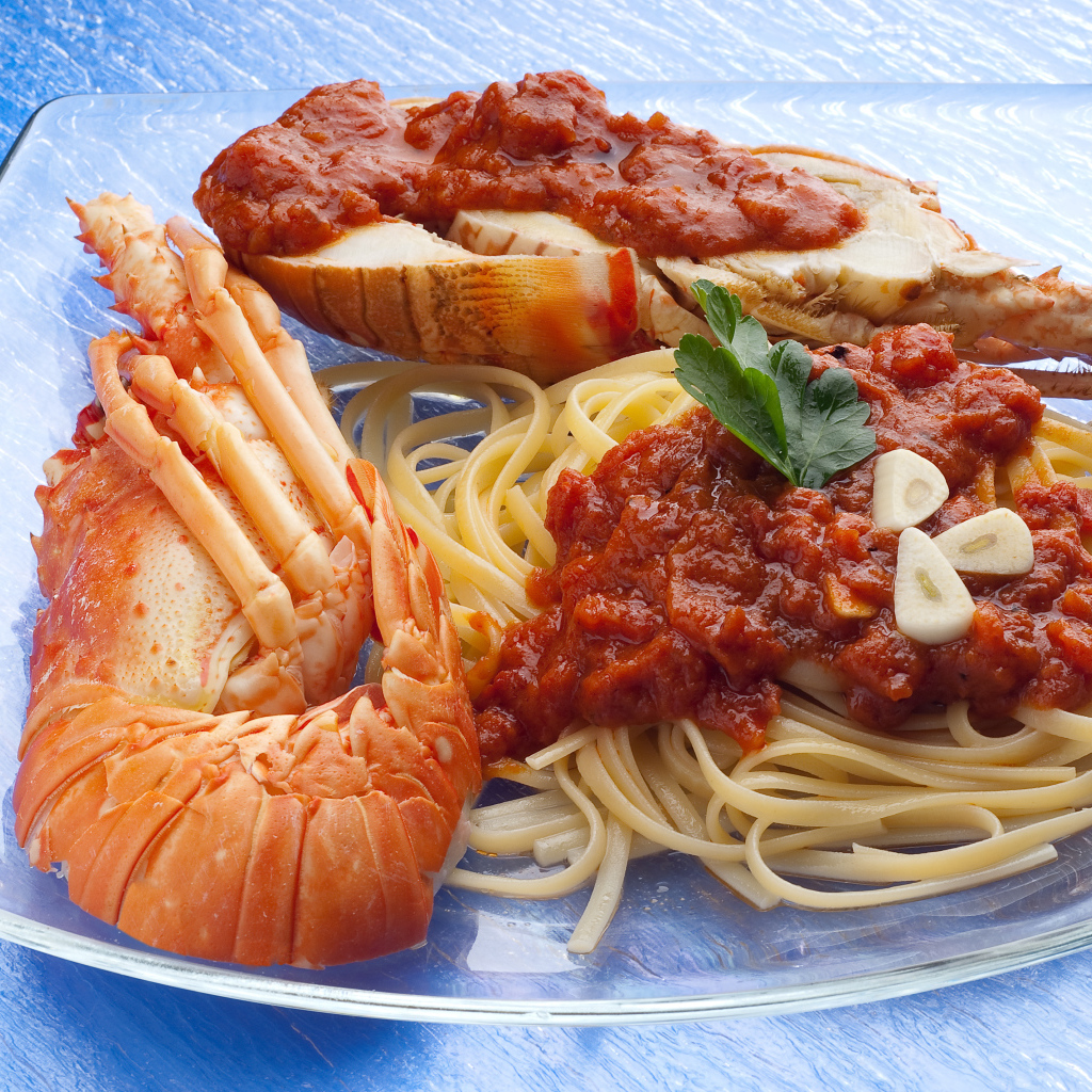 Омар на тарелке со спагетти с соусом