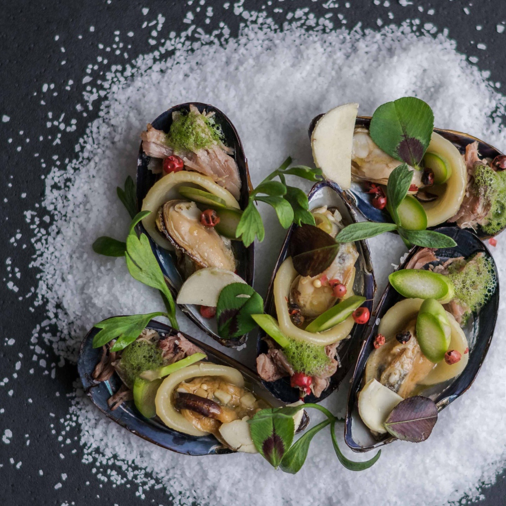 Мидии крупным планом на столе