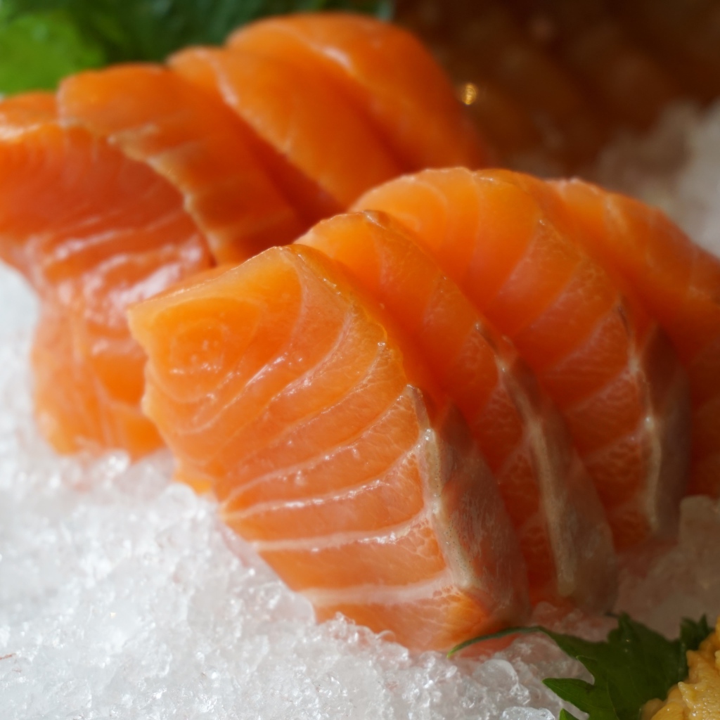 Кусочки красной рыбы лежат на льду