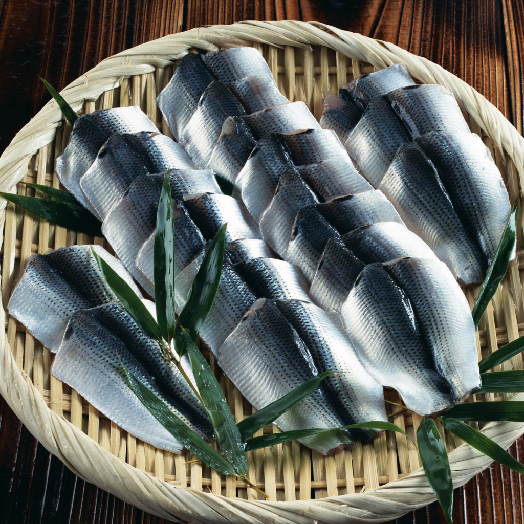 Филе соленой рыбы на бамбуковой тарелке 