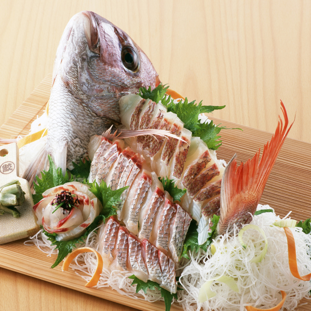 Нарезка из свежей рыбы на разделочной доске