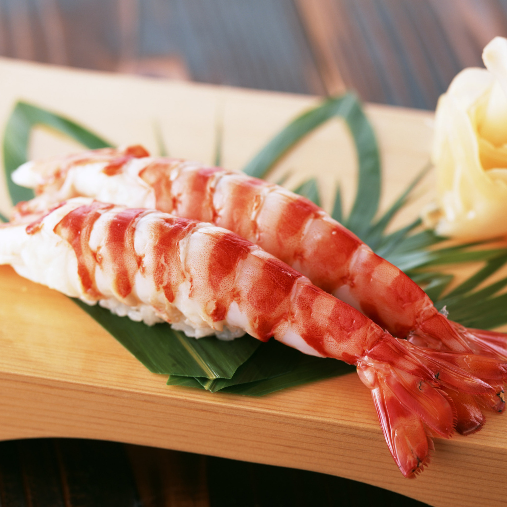 Две крупные вареные креветки на столе